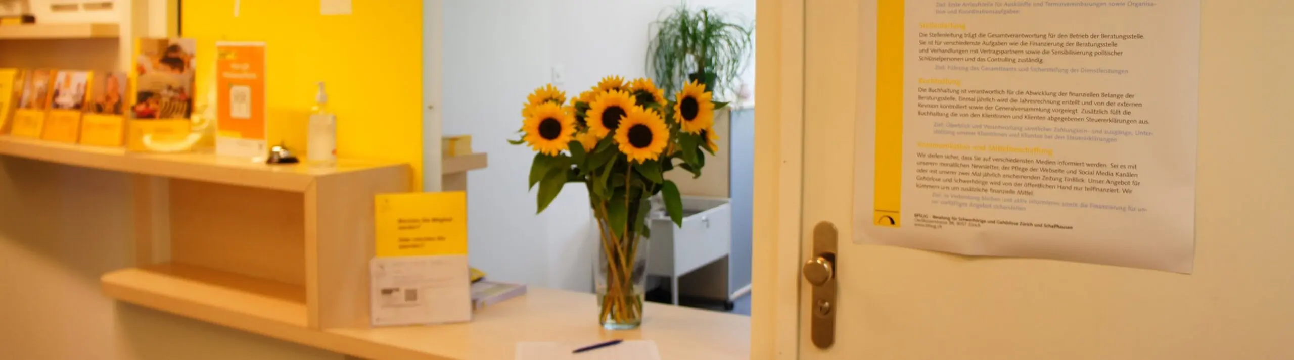 Empfangsbereich der BFSUG Zürich und Schaffhausen mit Sonnenblumen auf dem Tresen