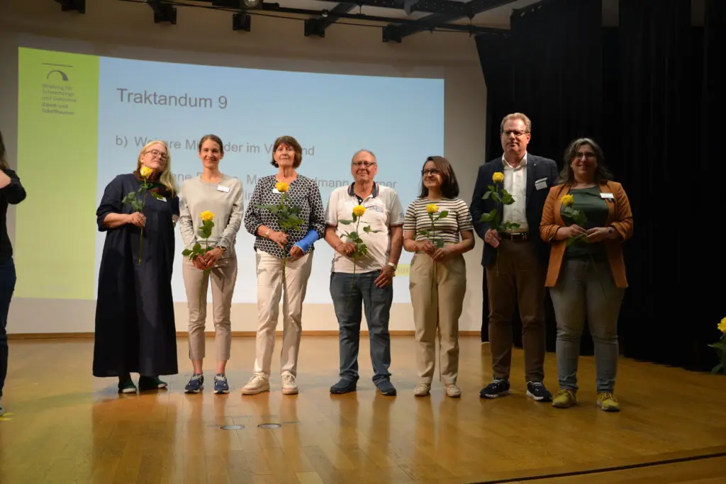 Auf dem Bild sind die sieben Vorstandsmitglieder der Zürcher Fürsorgevereins für Gehörlose.