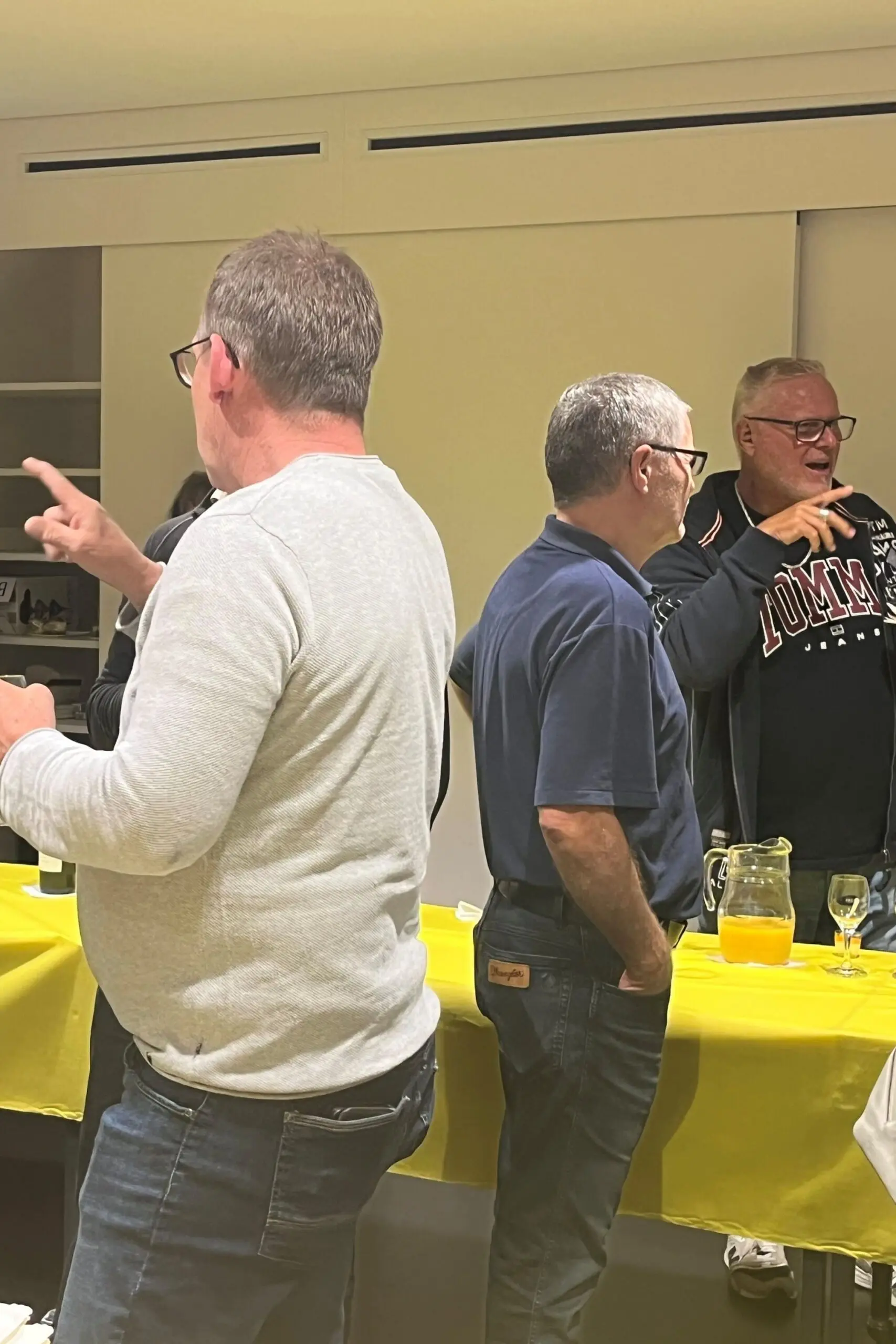 Personen tauschen sich am Apéro aus.