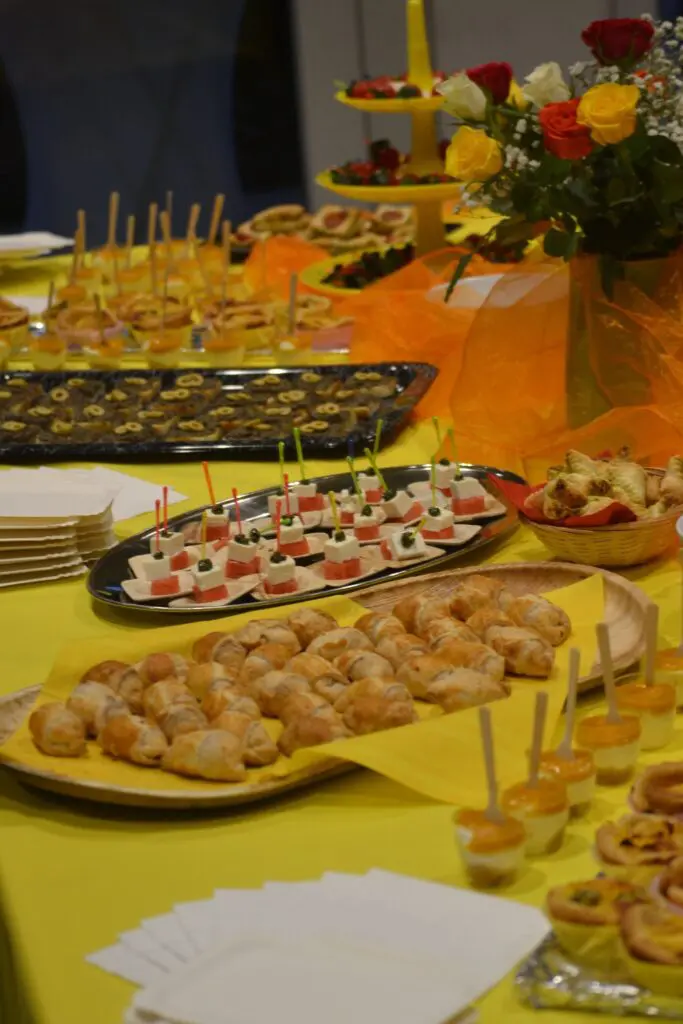Tisch mit gelben Tischtuch mit Häppchen 