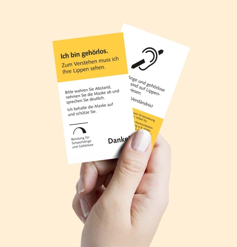 Karten mit Aufschrift "Ich bin schwerhörig. Zum Verstehen muss ich Ihre Lippen sehen. Bitte wahren Sie Abstand, nehmen Sie die Maske ab und sprechen Sie deutlich. Ich behalte die Maske auf und schütze Sie. Danke!" mit Logo der Beratung für Schwerhörige und Gehörlose in der unteren linken Ecke.